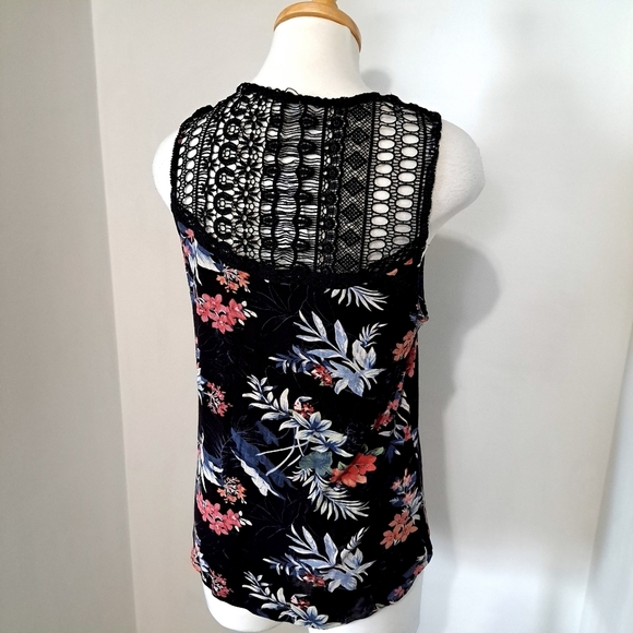 Kismet | Black tropical pattern button up women's tank top - Picture 4 of 9